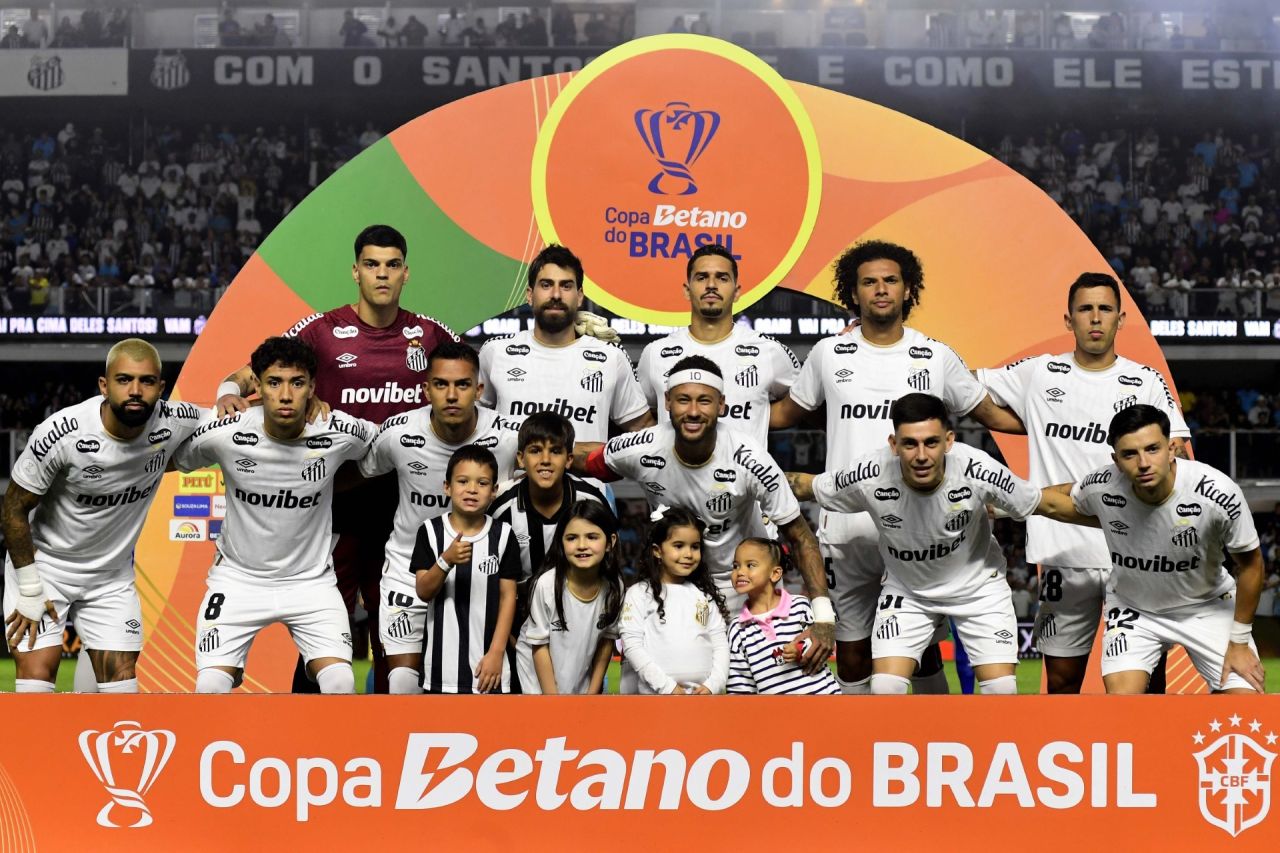 Jogadores do Santos na Vila Belmiro após empate