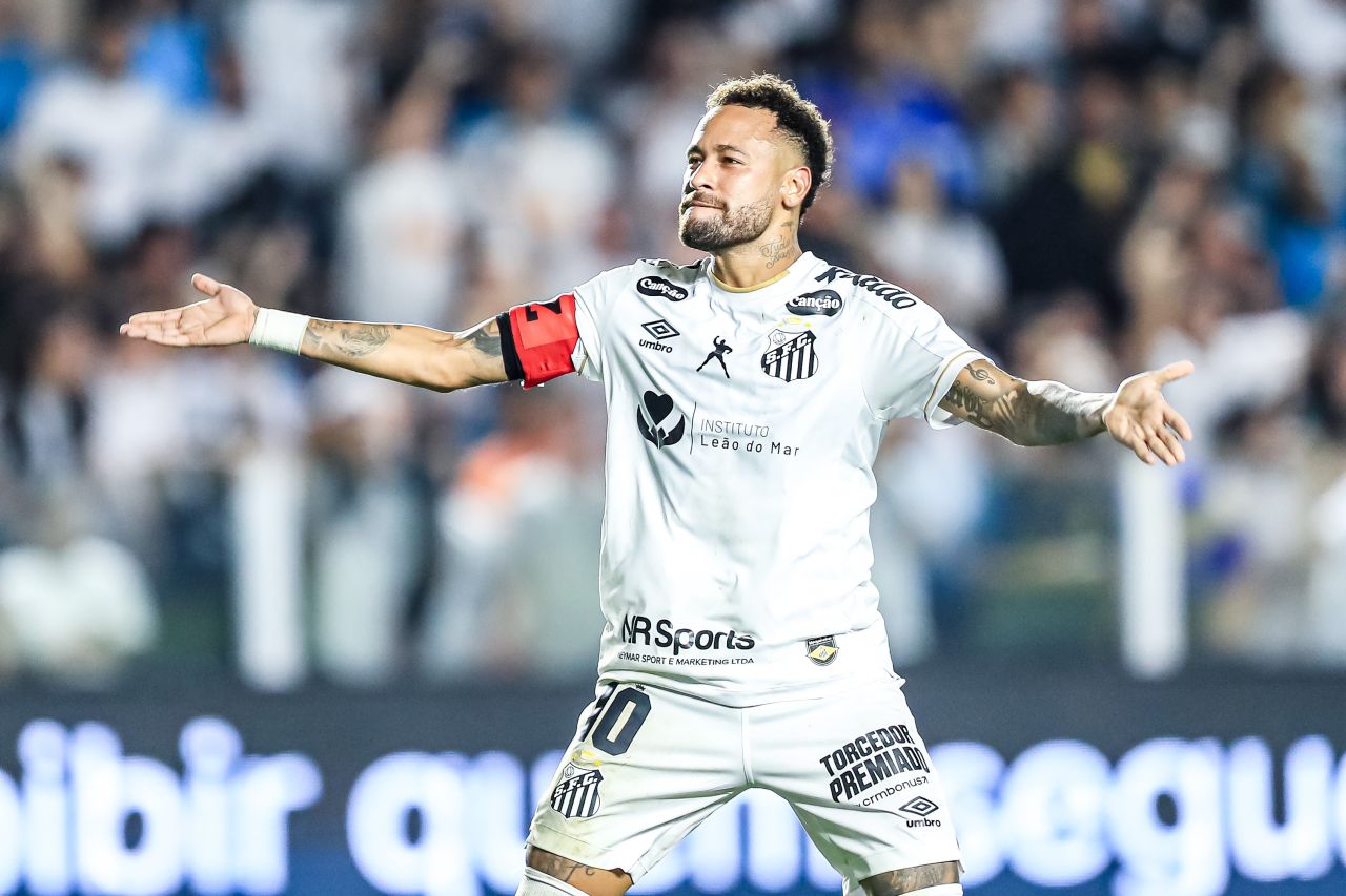 Neymar comemorando gol de pênalti na Vila Belmiro