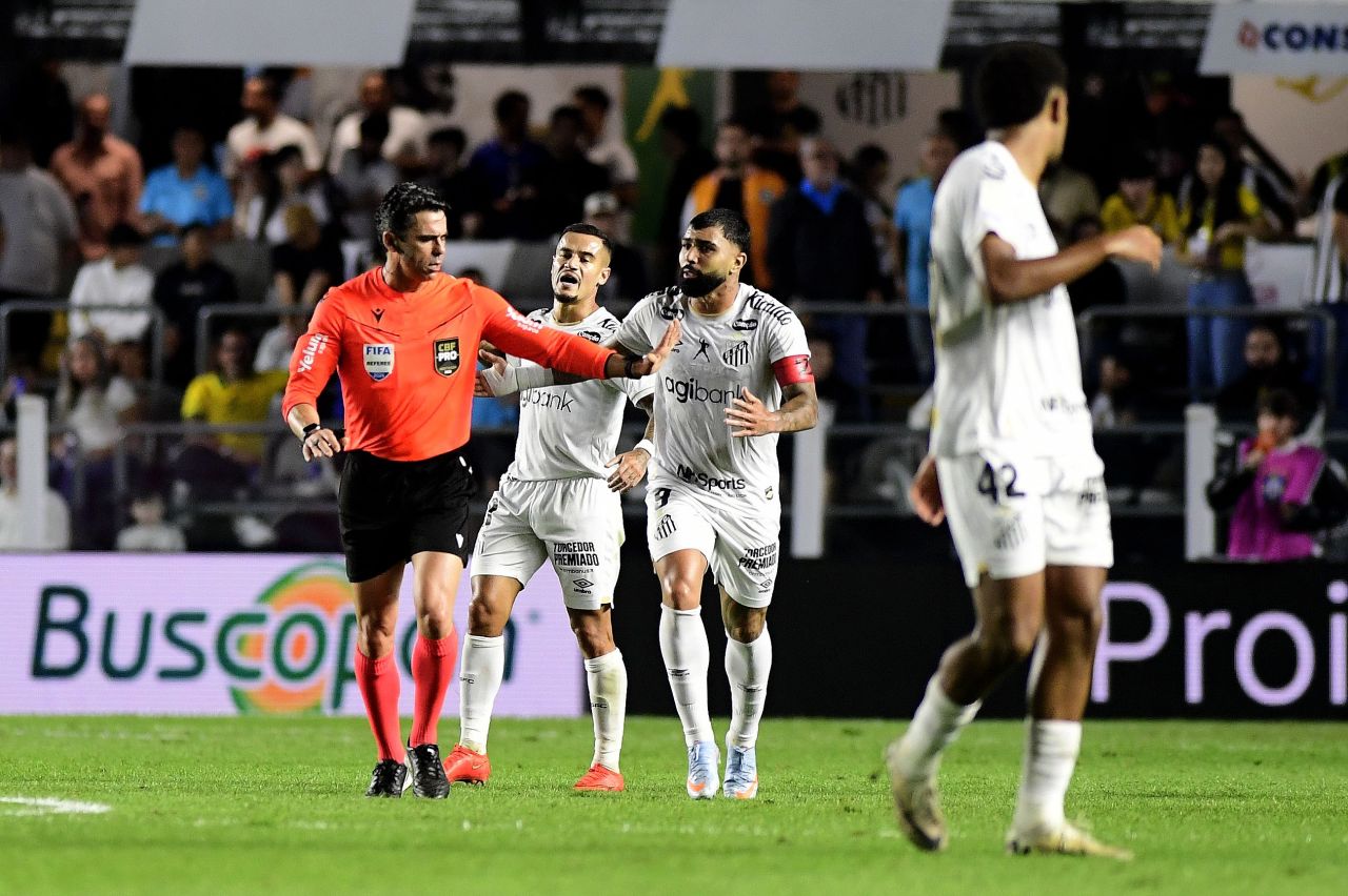 Santos e Palmeiras empatam 0 a 0 na Vila Belmiro