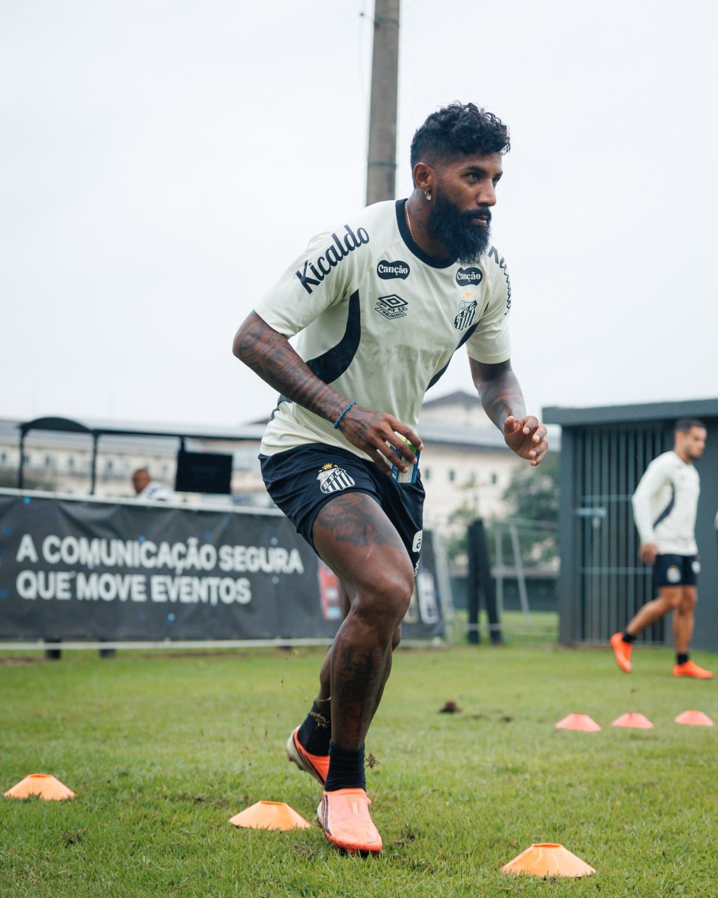 Rodinei em treino pelo Santos