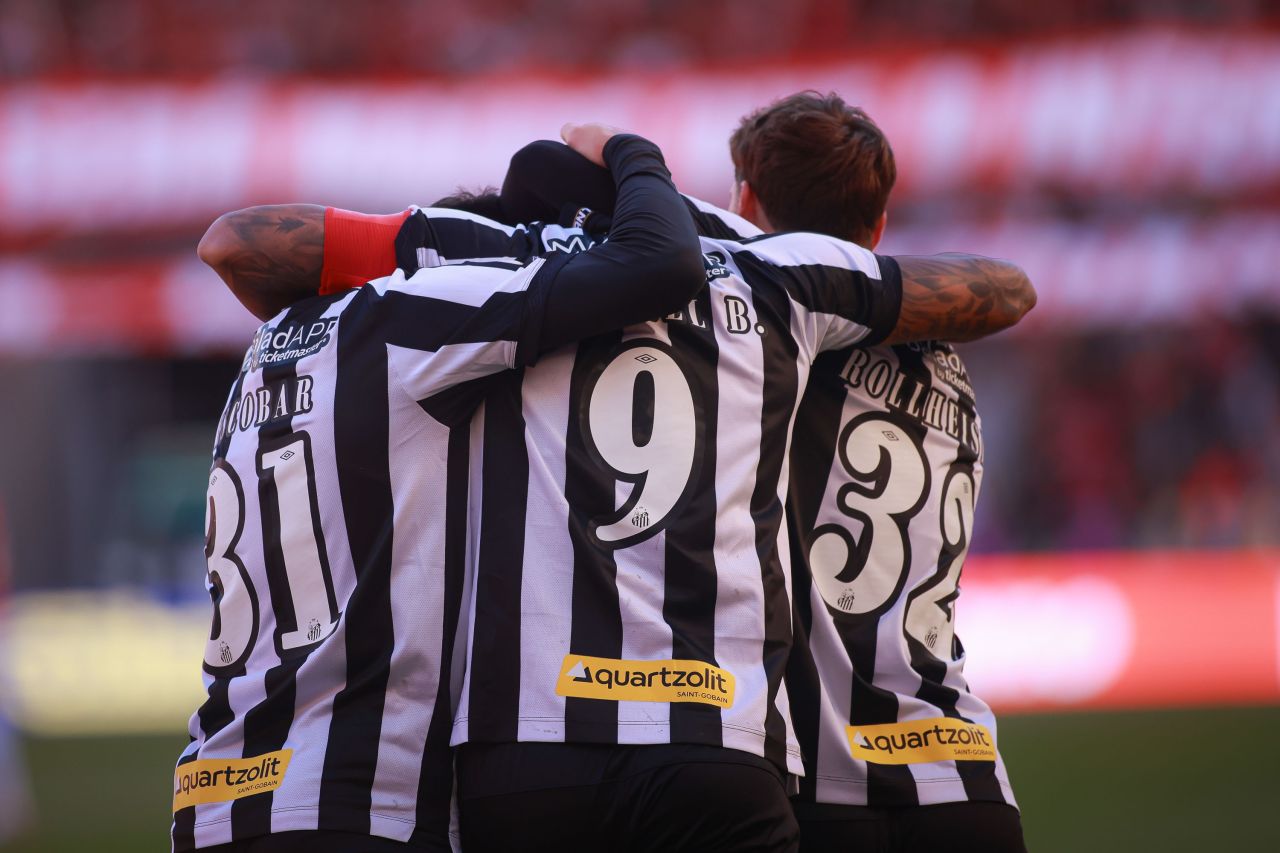 Jogadores do Santos comemoram gol contra o Internacional