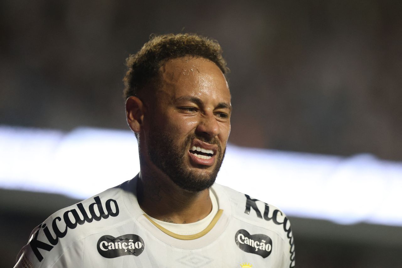 Neymar com a camisa do Santos em partida