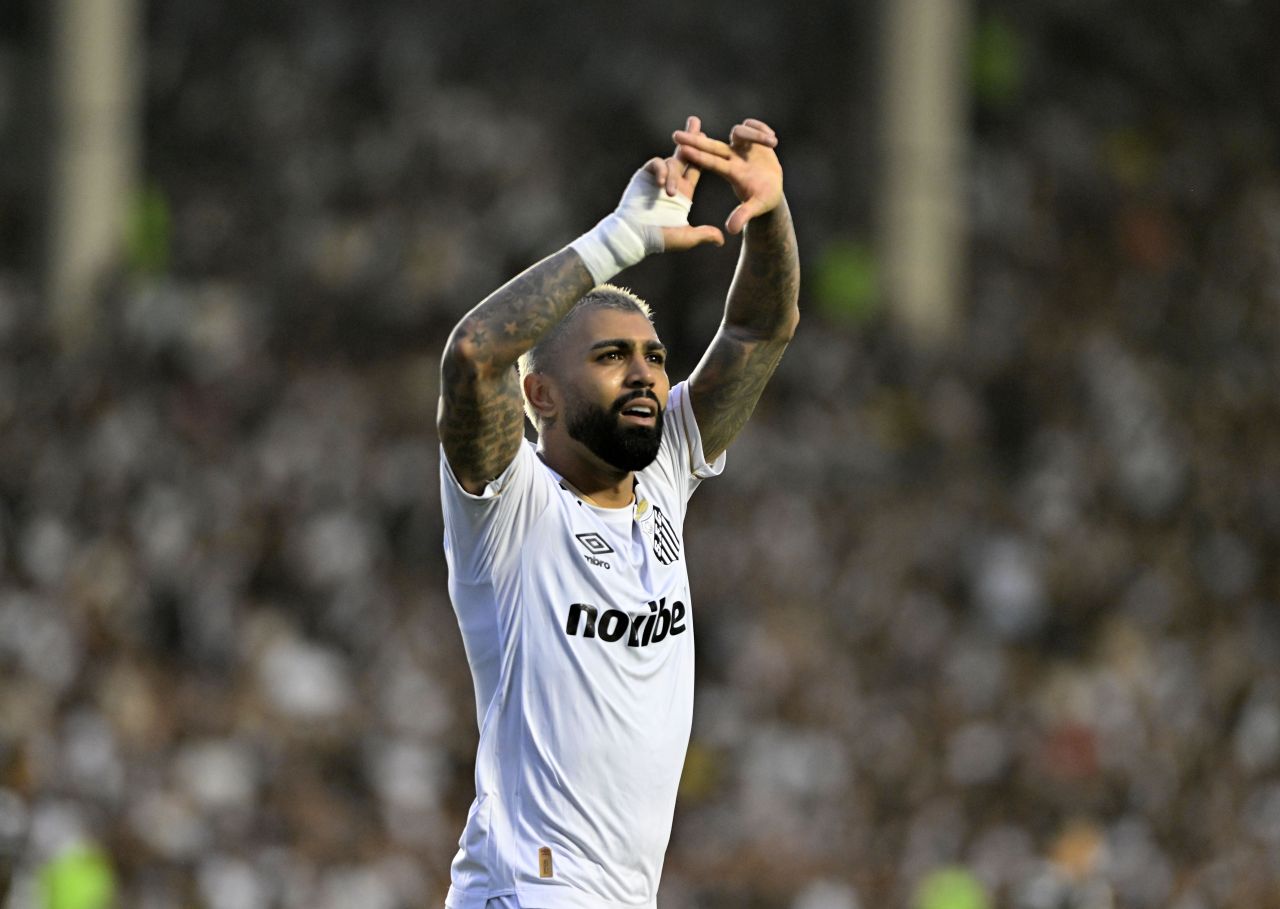 Neymar e Gabigol após gol do Santos em São Januário