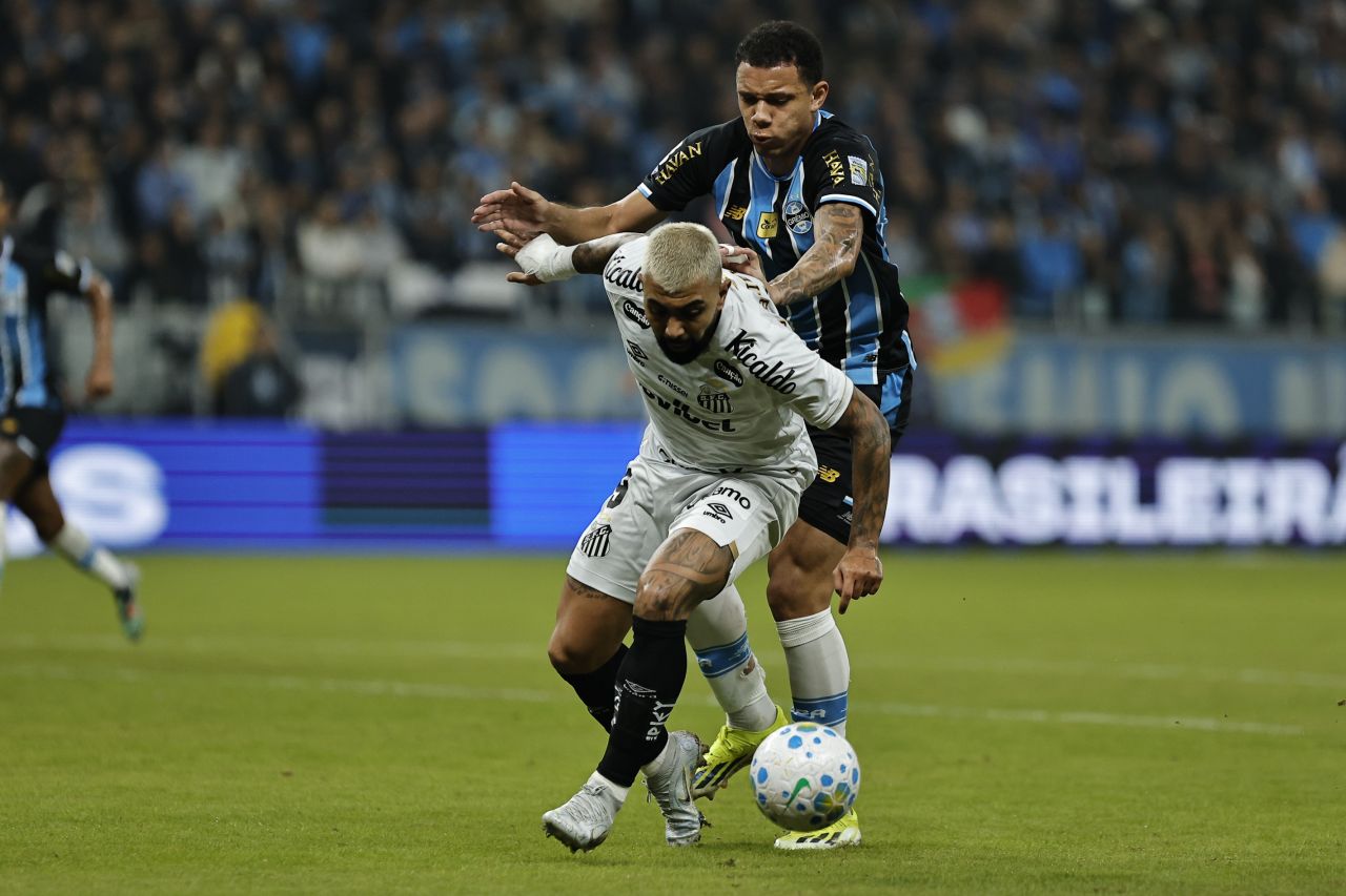 Adonis Frías marca atacante do Grêmio durante partida