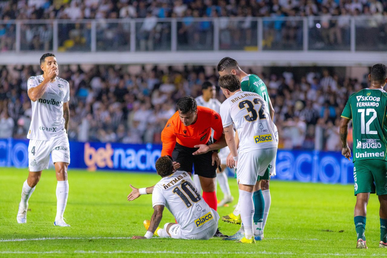 Neymar comemorando gol pelo Santos contra a Chapecoense