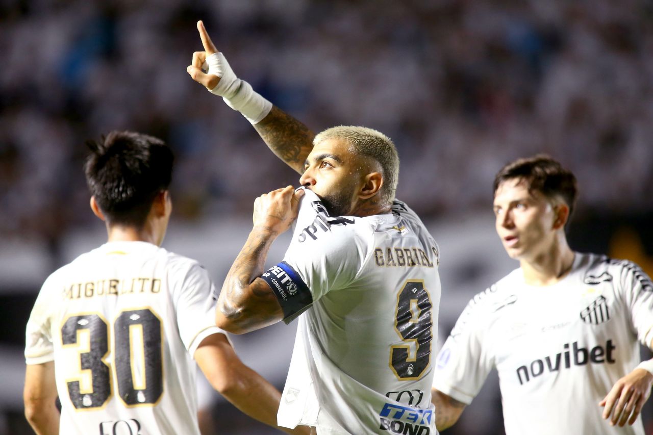 Gabigol comemora gol na partida contra Deportivo Cuenca