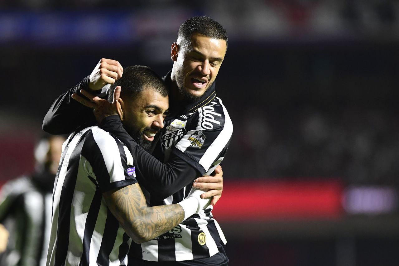 Jogadores do Santos comemoram gol no Morumbi