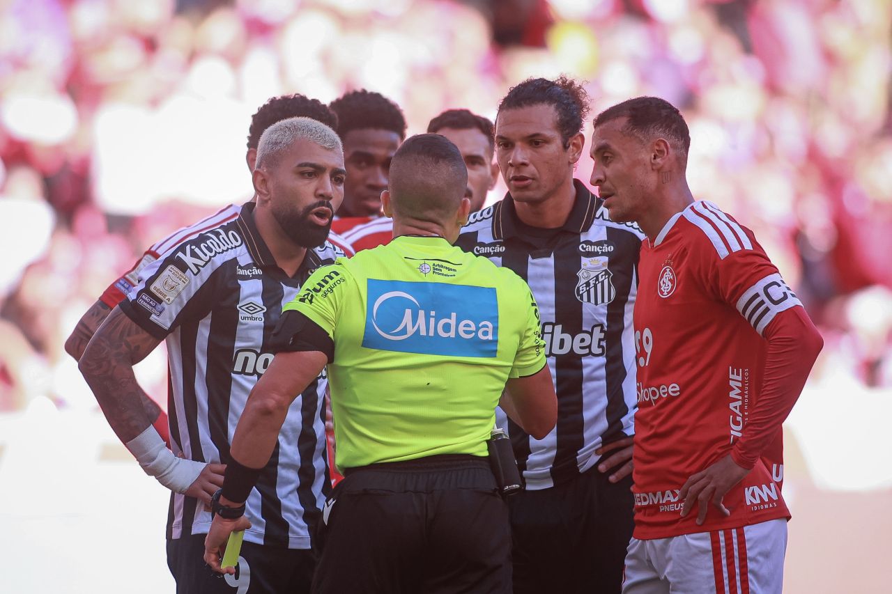 Gabigol em ação contra o Internacional