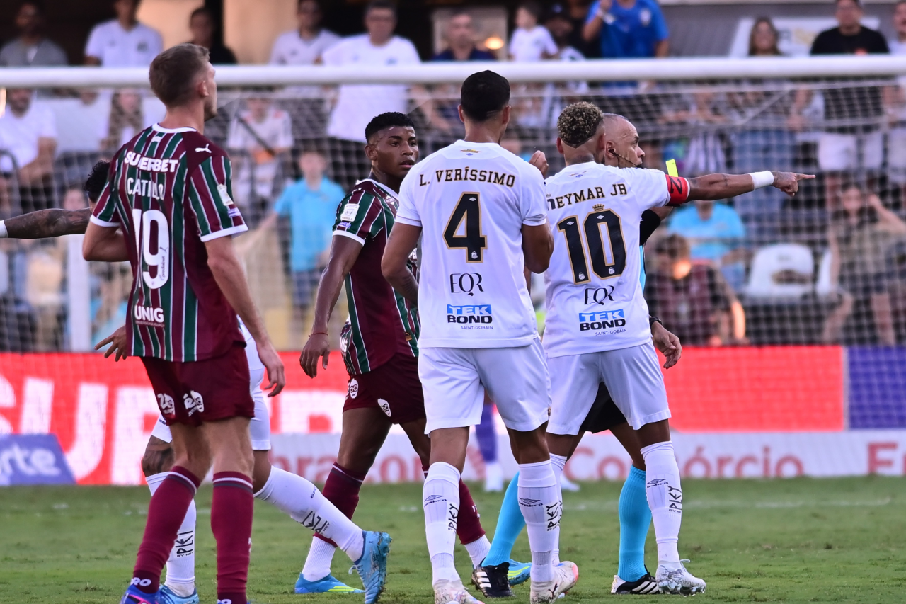 Jogadores do Santos após derrota para o Fluminense
