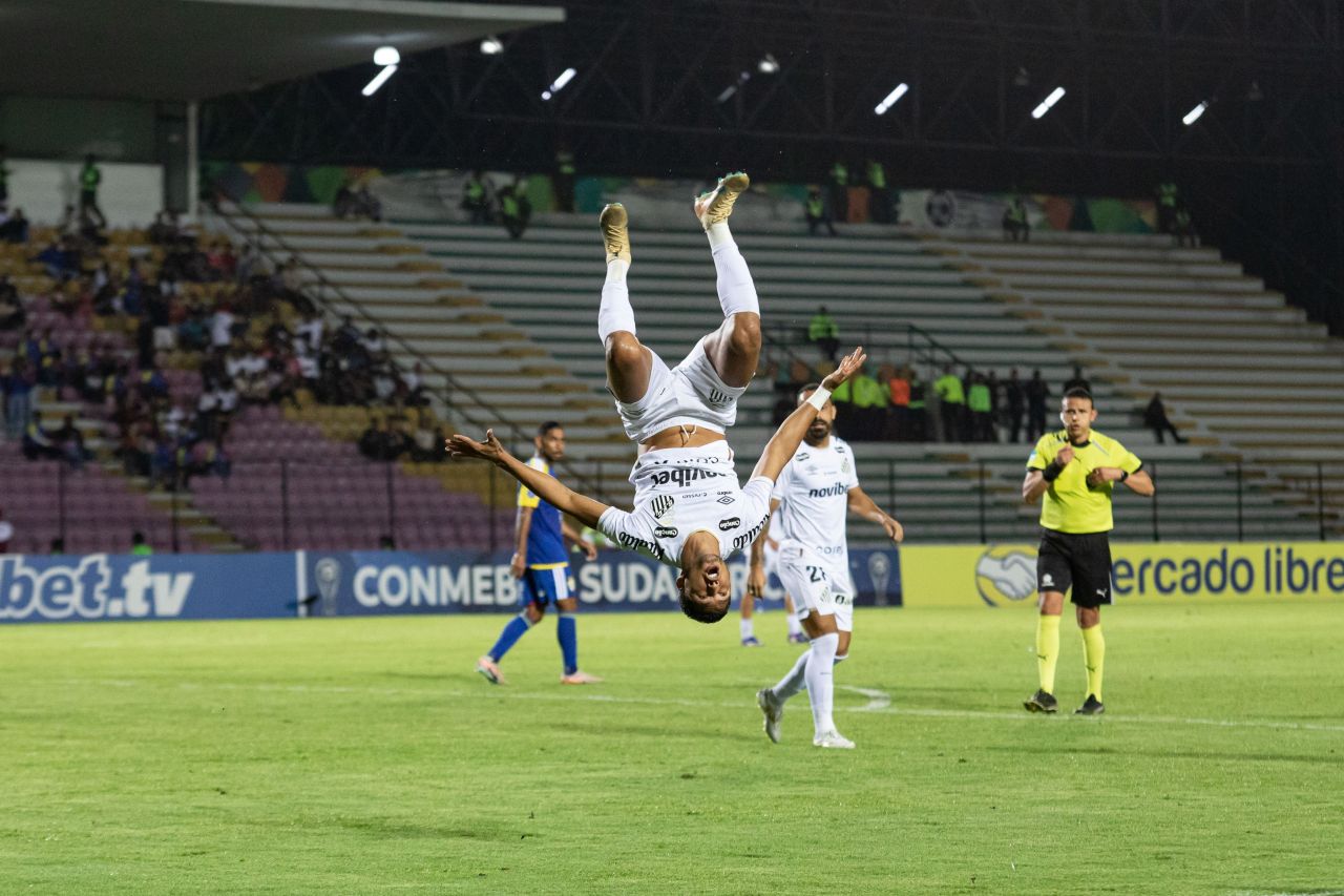 Rony comemorando gol