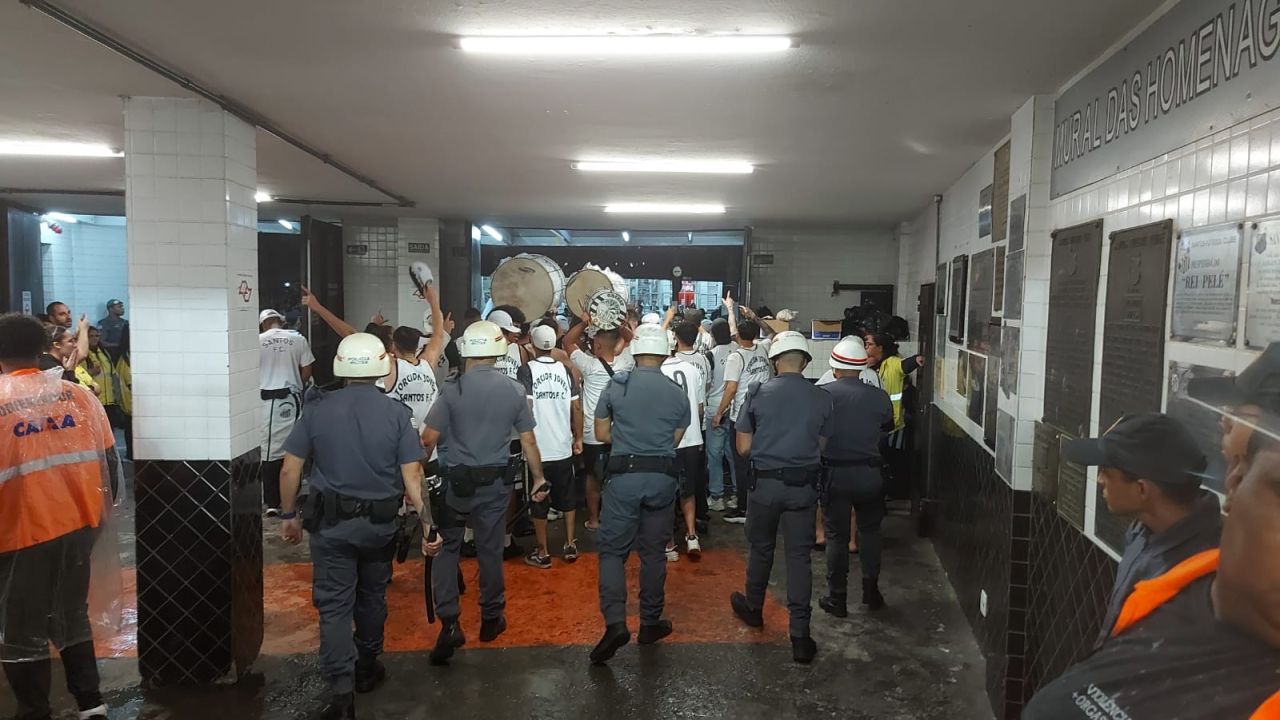 Torcida do Santos protesta na Vila Belmiro