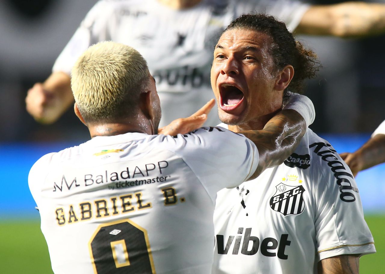 Willian Arão comemorando gol do Santos contra Atlético-MG