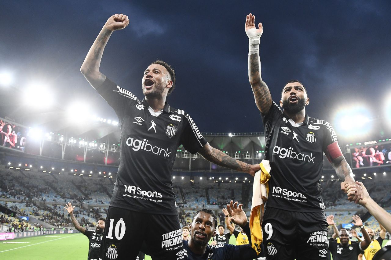 Neymar e Gabigol comemoram gol do Santos