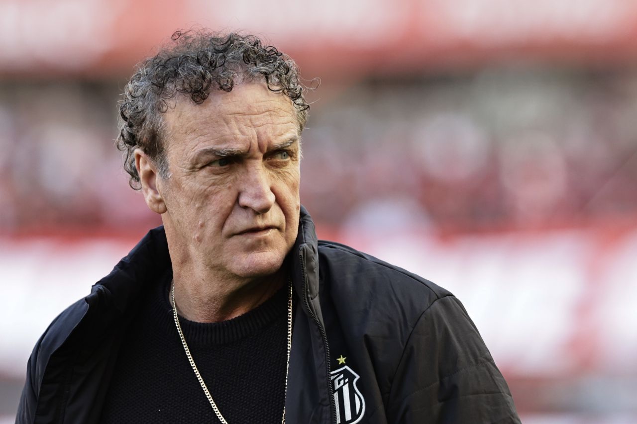 Cuca gesticulando durante entrevista após jogo