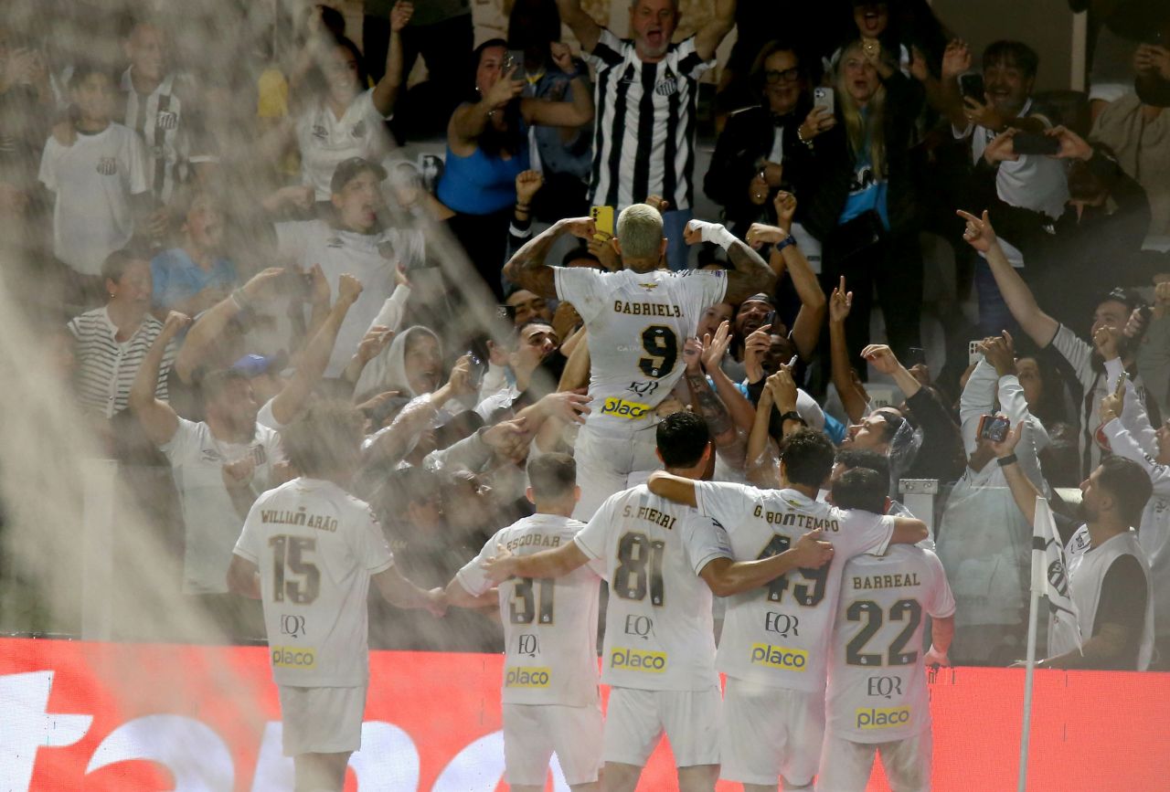 Gabigol comemorando gol pelo Santos