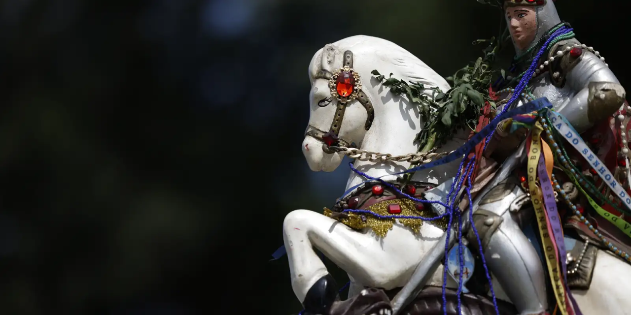 Estampa de São Jorge montado no cavalo enfrentando o dragão