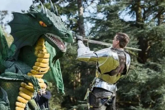 Estátua de São Jorge a cavalo matando o dragão