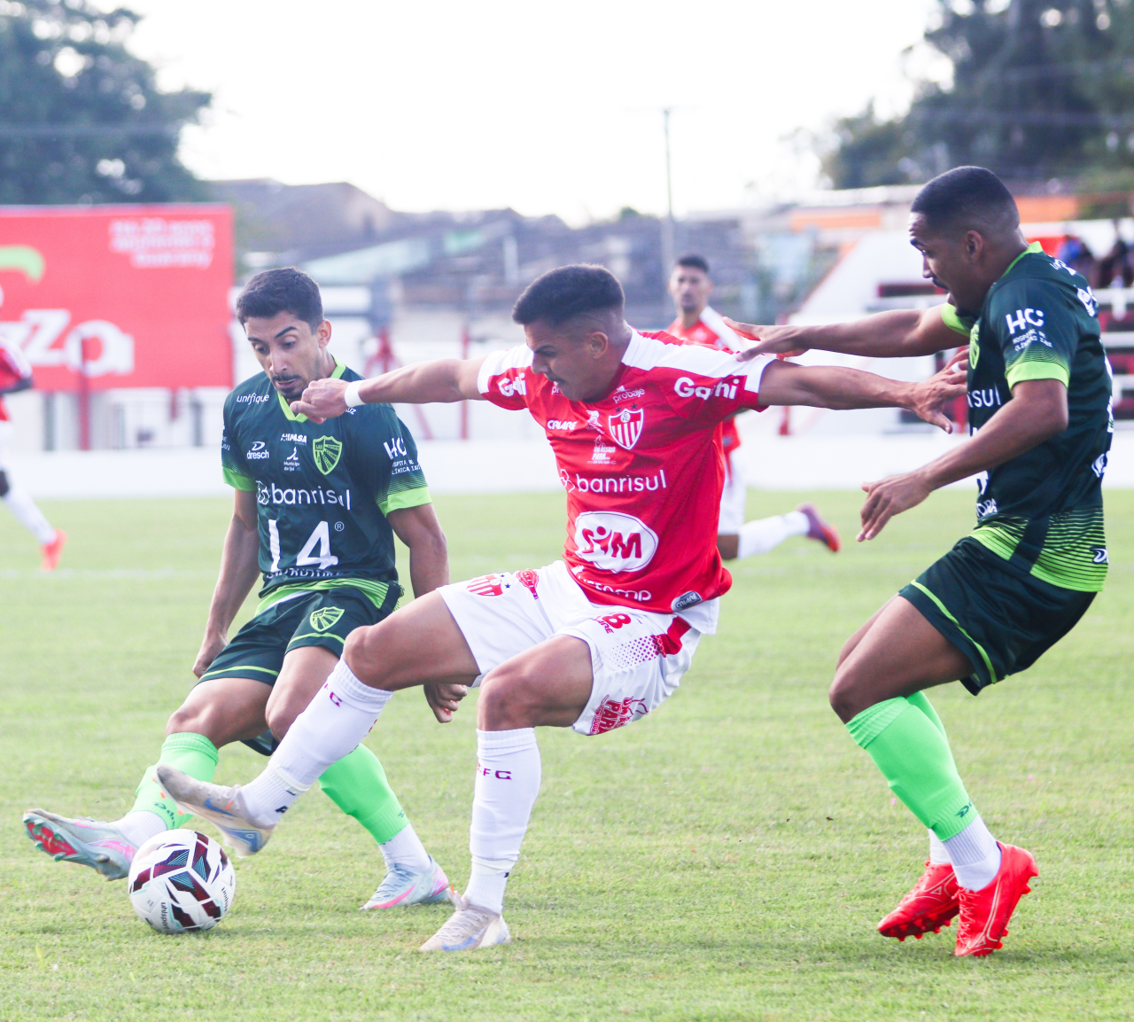 Jogadores do Guarany e São Luiz em lance durante a partida em Bagé