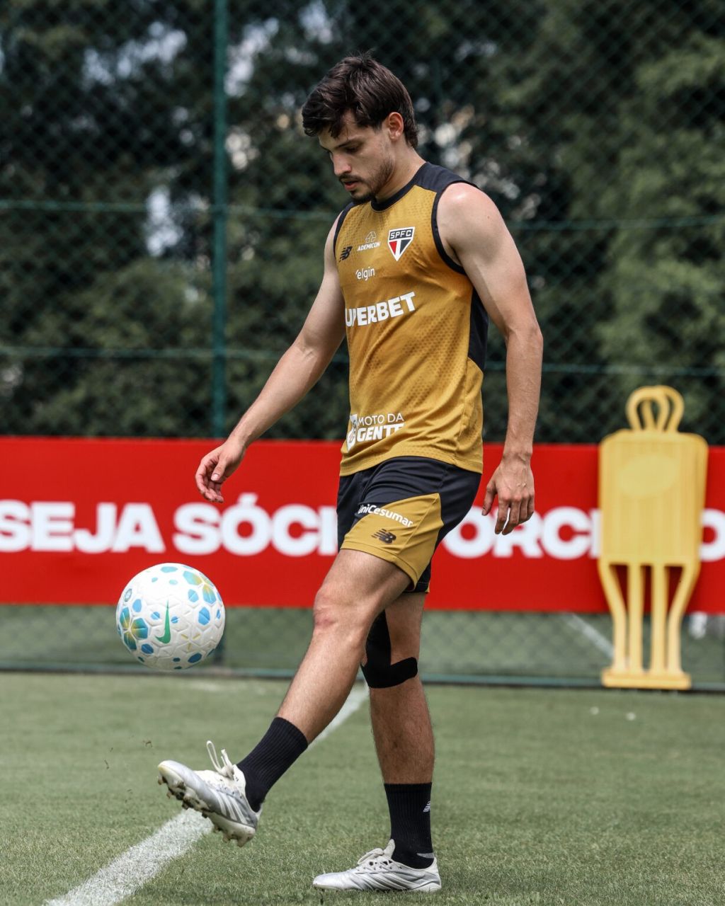 Dorival Júnior observando treino do São Paulo no CT