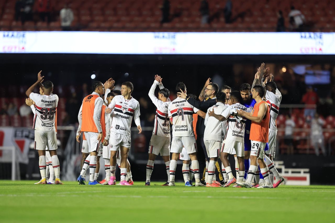 Jogadores do São Paulo comemoram no vestiário