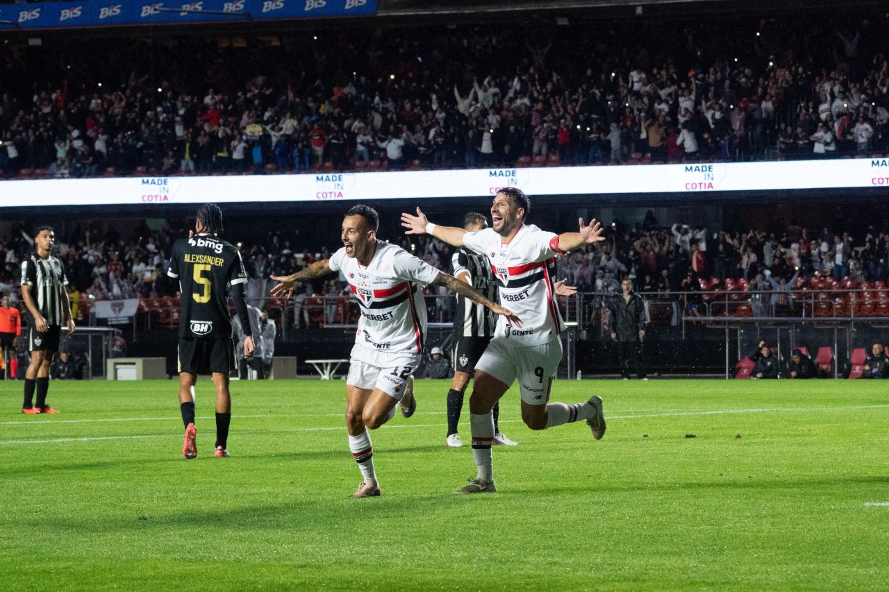 Jogadores do São Paulo em aquecimento no Morumbi