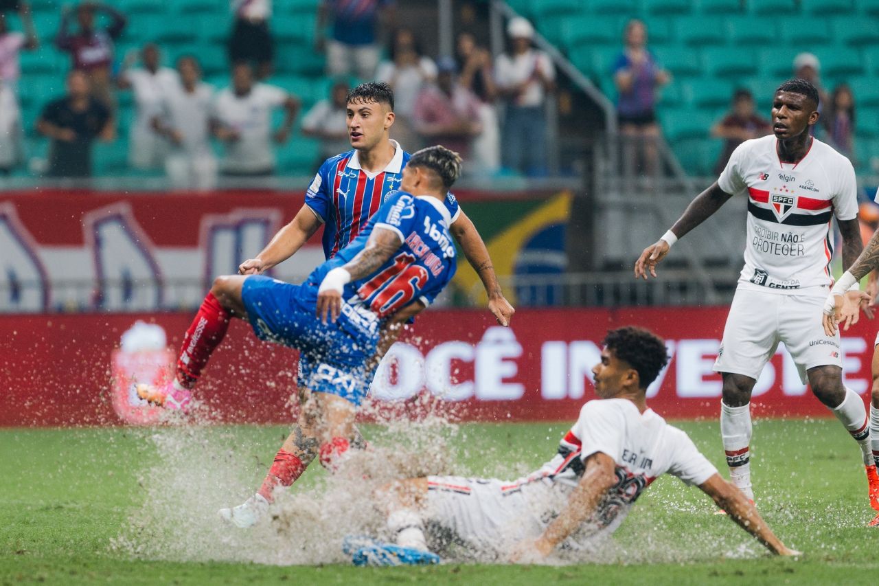 Jogadores do São Paulo e Bahia disputando bola aérea na Fonte Nova