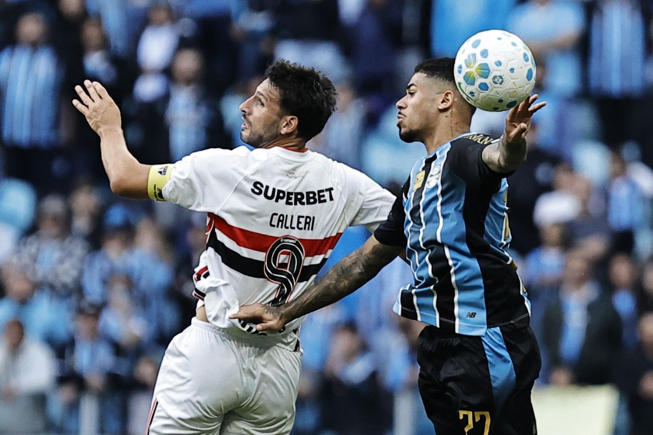 Calleri lamenta derrota durante partida contra o Grêmio