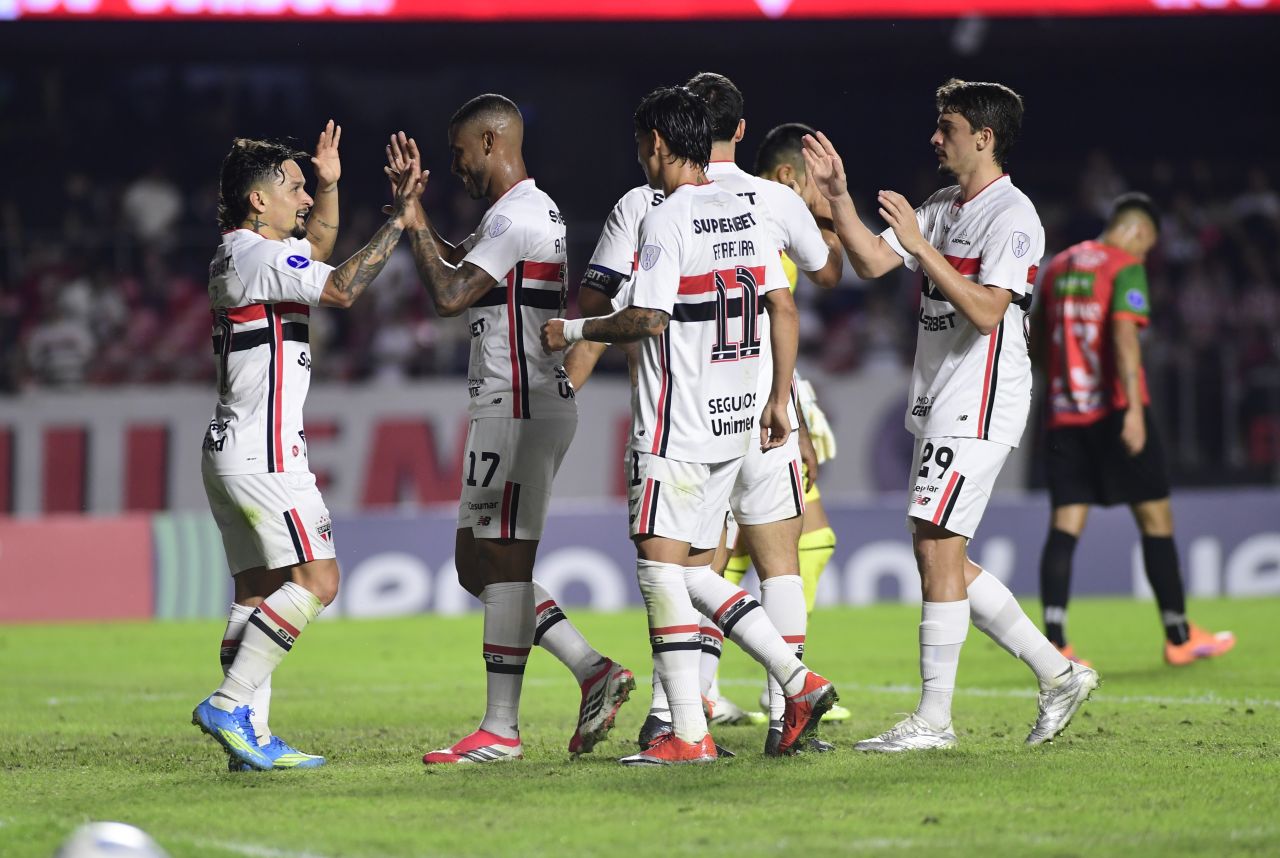 Jogadores do São Paulo comemorando gol no Morumbi