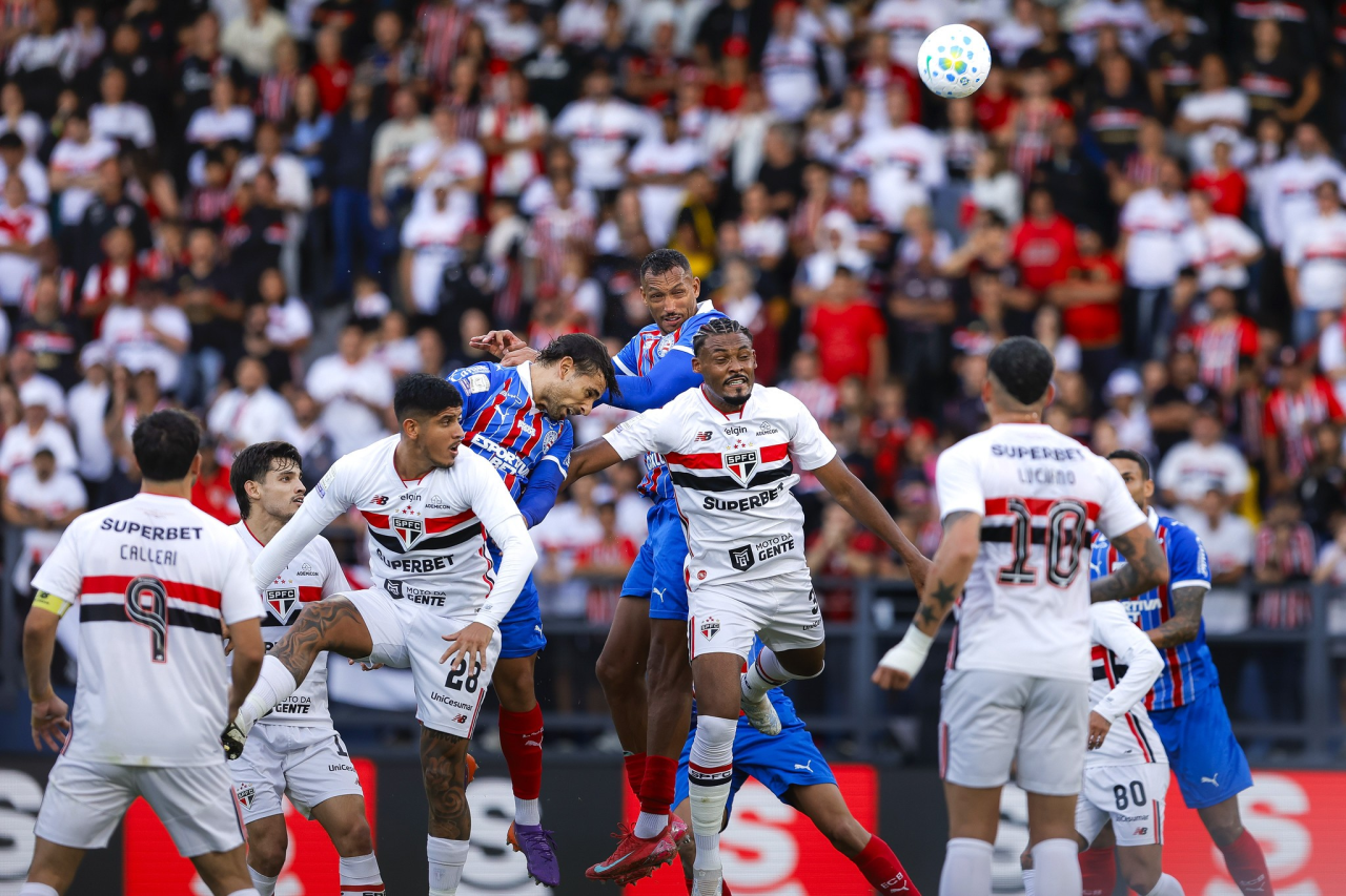Jogadores do São Paulo durante partida contra o Bahia