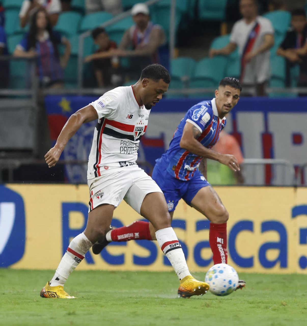 Sabino recebe cartão amarelo em partida contra o Bahia