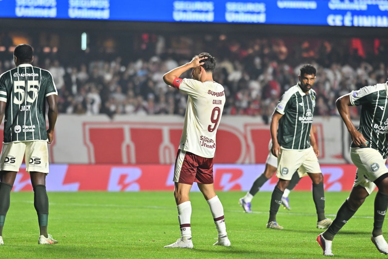 Calleri reclama de lance com árbitra durante São Paulo x Coritiba