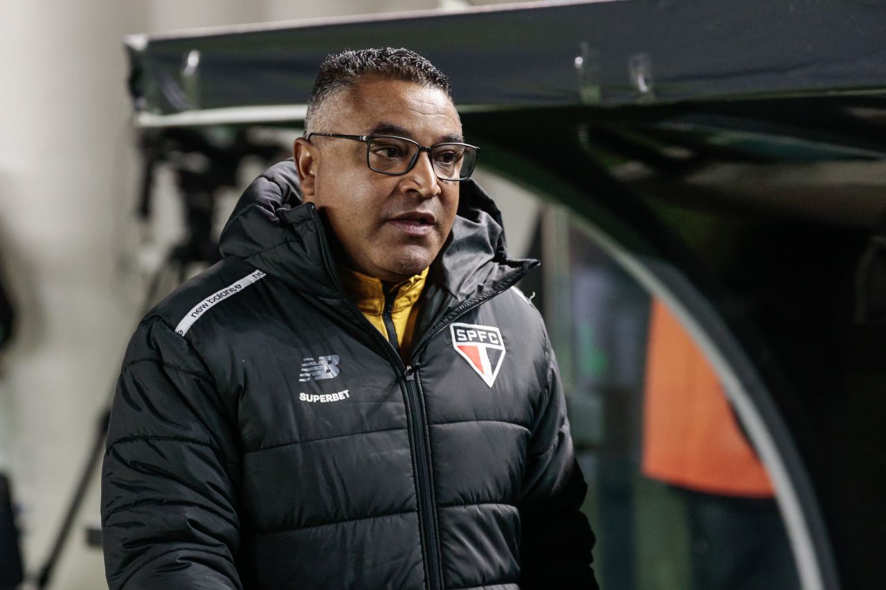 Roger Machado no banco durante partida contra Juventude