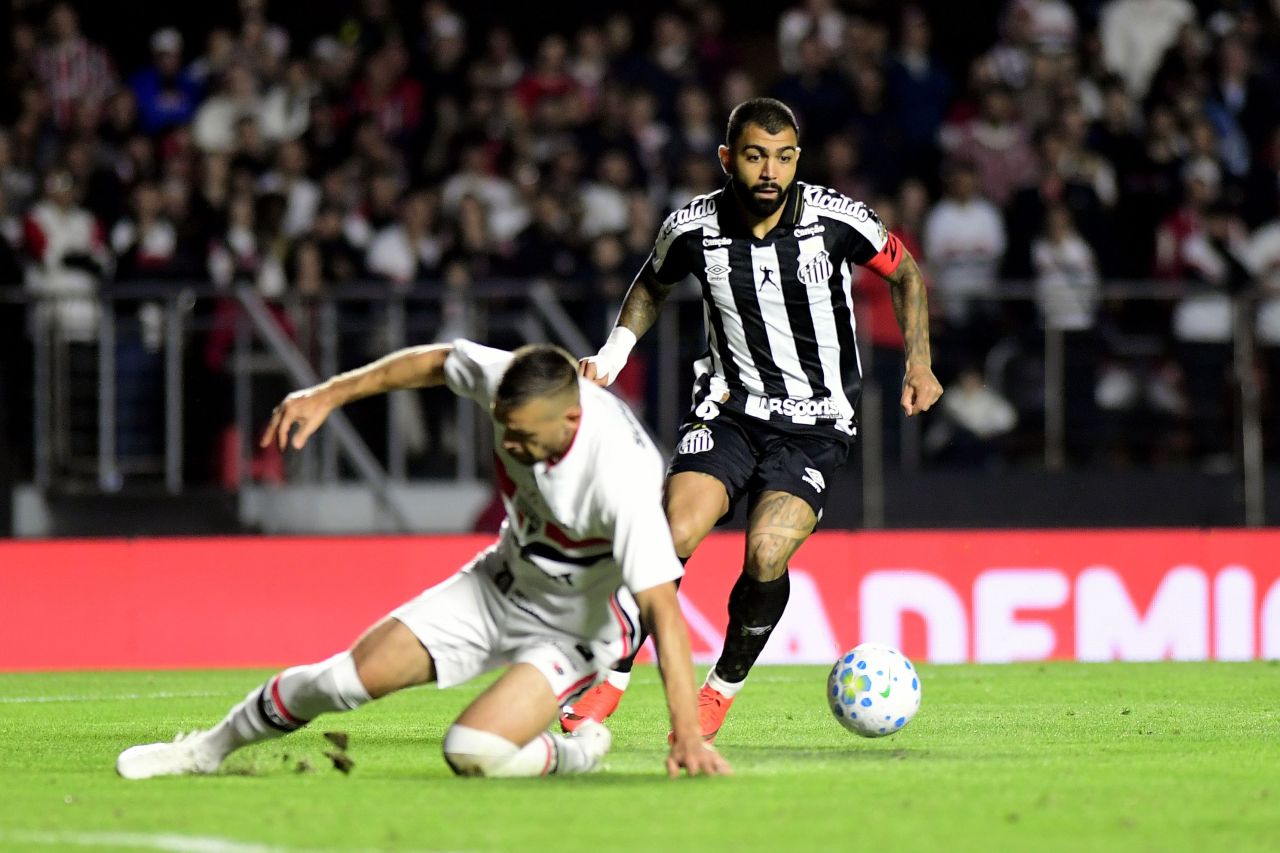 Jogadores do São Paulo durante o clássico contra o Santos