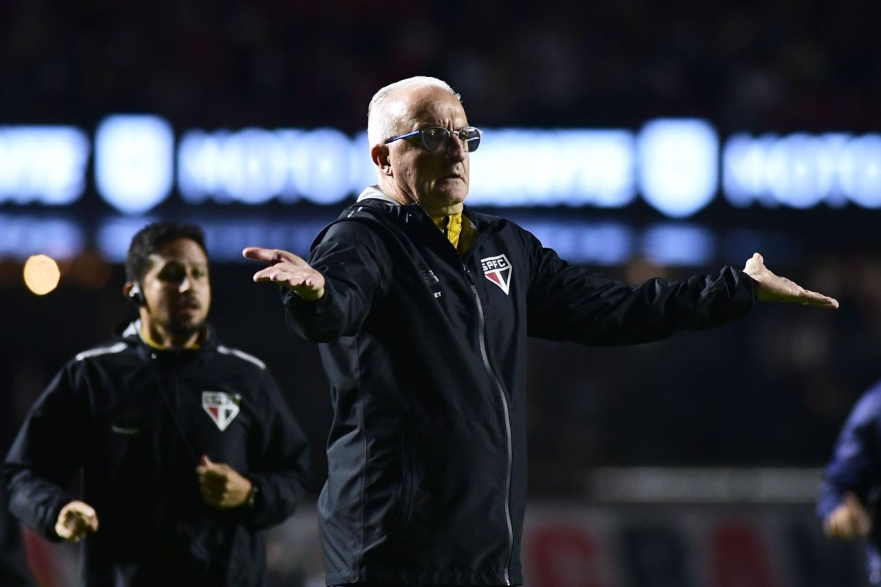 Dorival Júnior durante entrevista coletiva após o empate