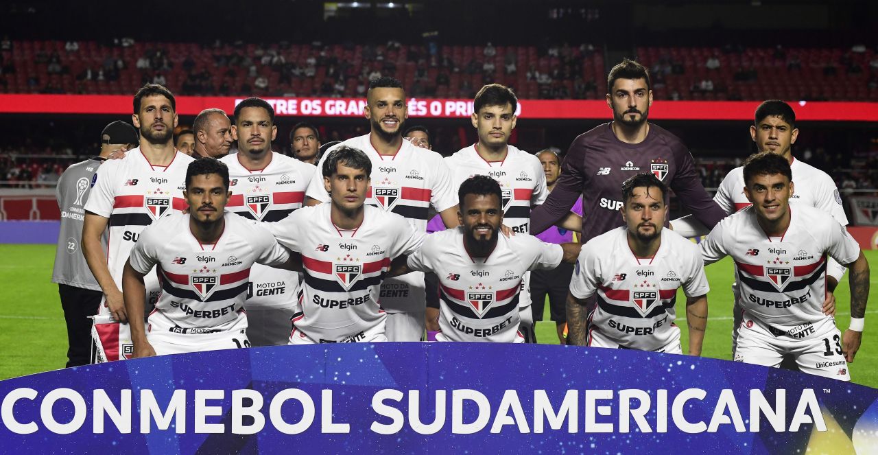 Jogadores do São Paulo disputando bola contra o Millonarios