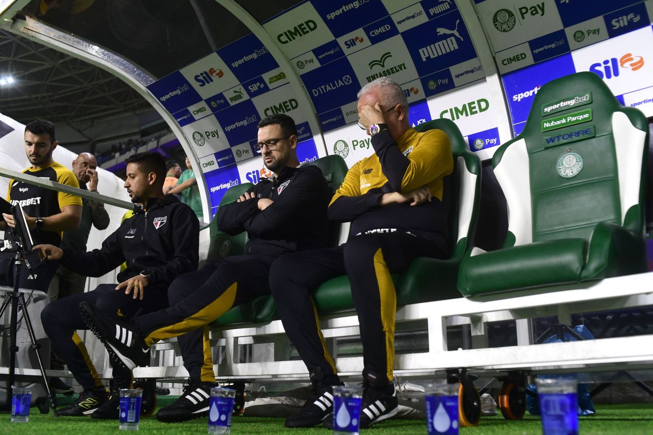 Dorival Júnior em campo durante São Paulo x Palmeiras