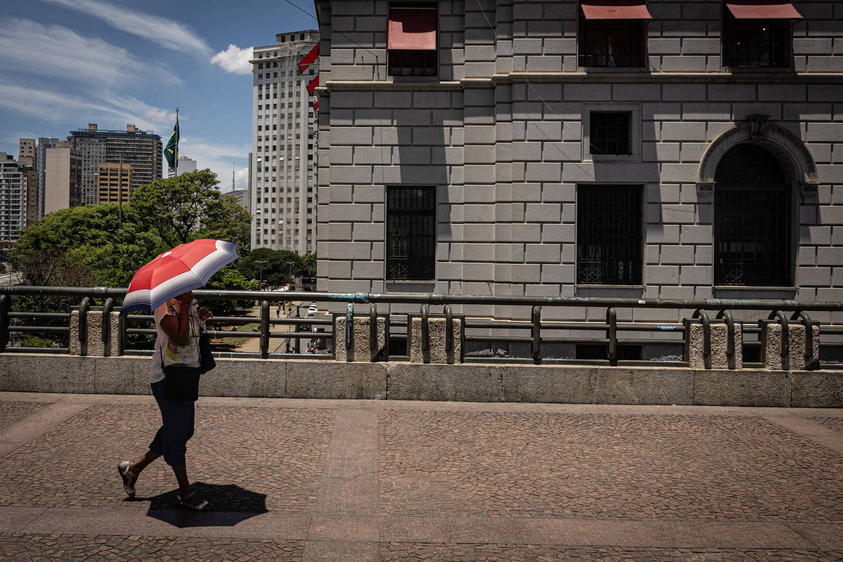 Céu com sol sobre prédios de São Paulo