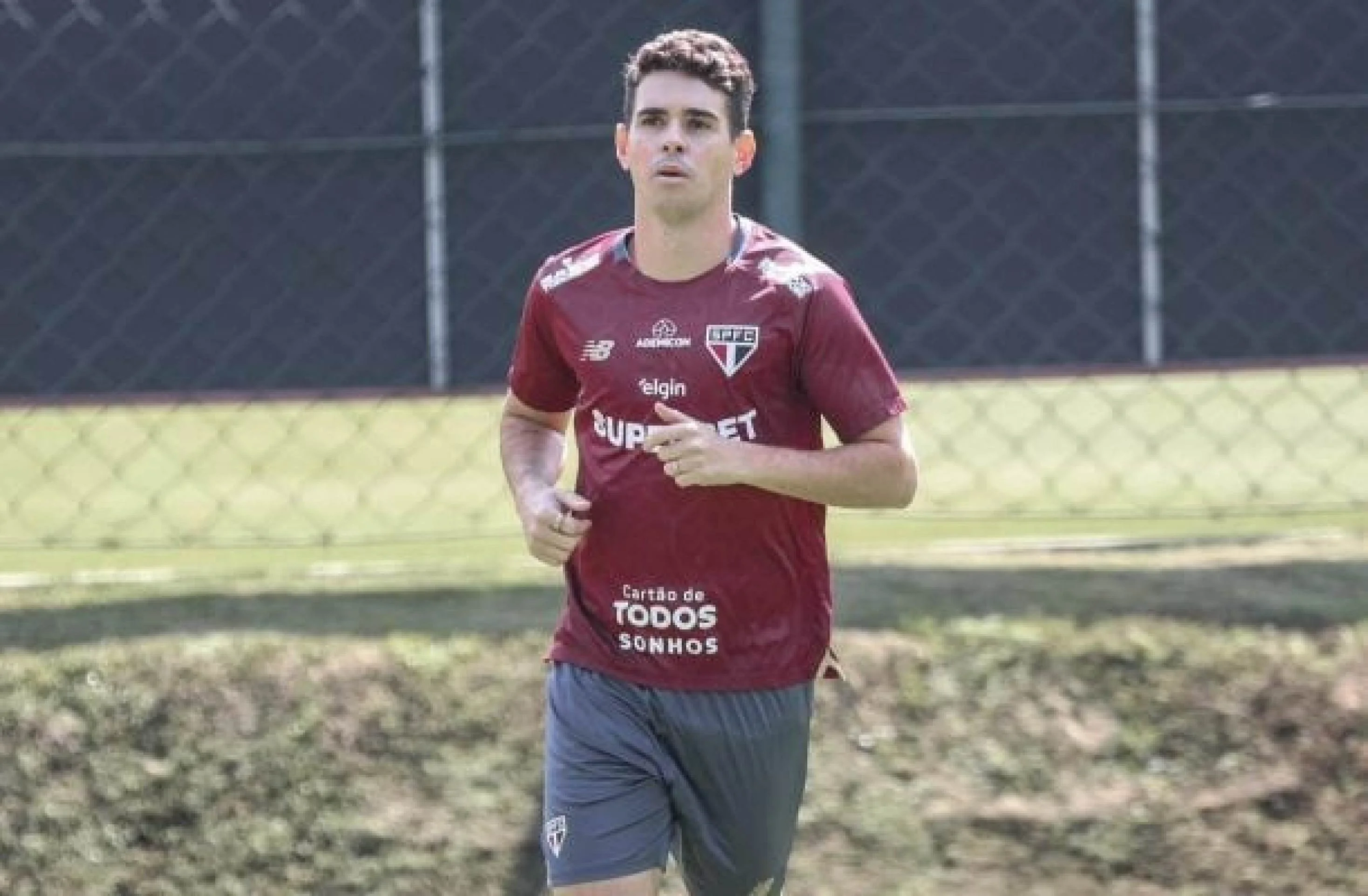 Oscar vestindo a camisa do São Paulo durante partida