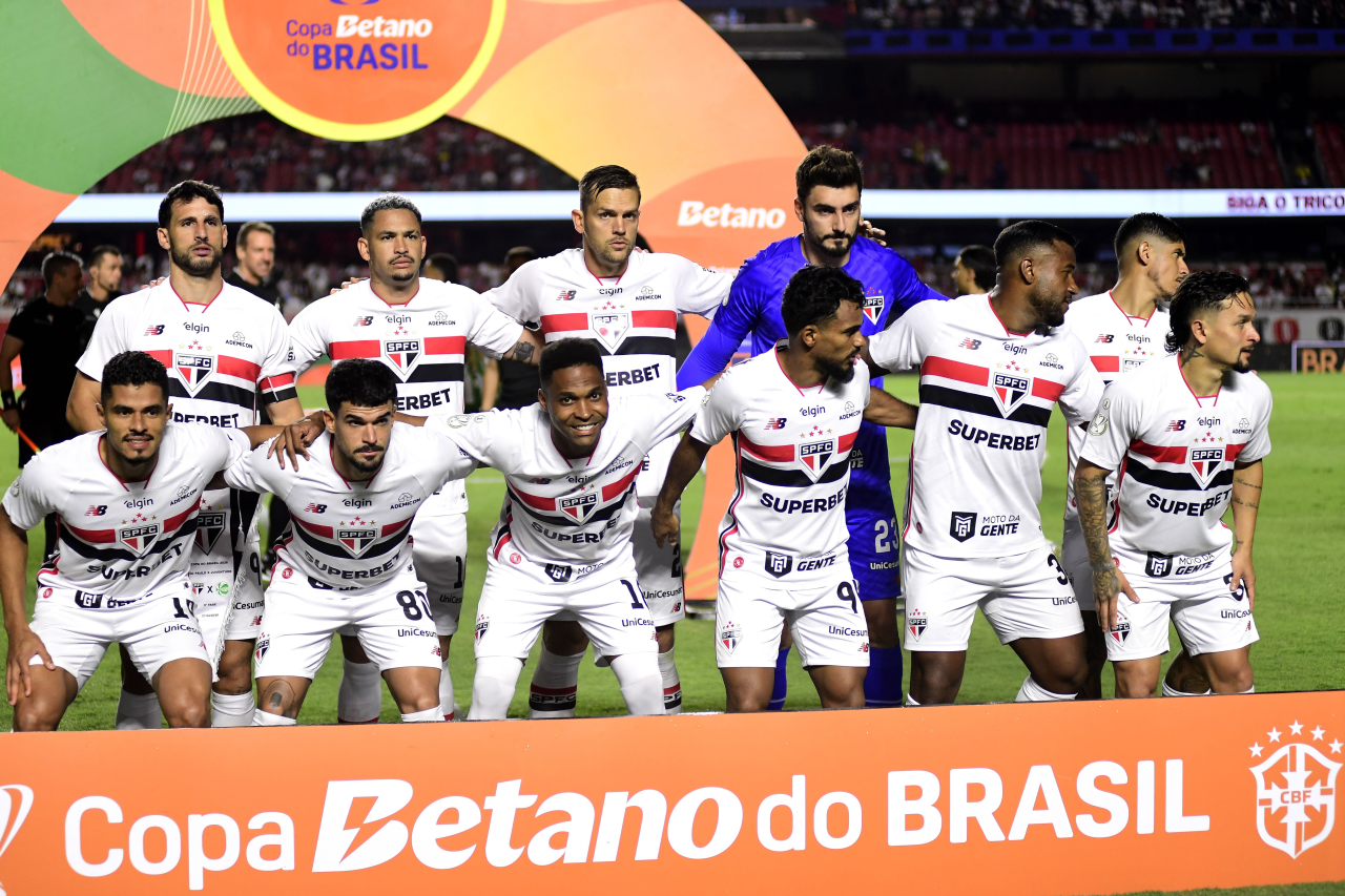 Luciano cabeceia e marca o gol da vitória do São Paulo