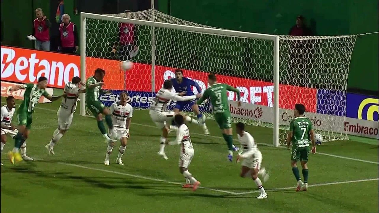 Jogadores do São Paulo disputam bola com atletas da Chapecoense