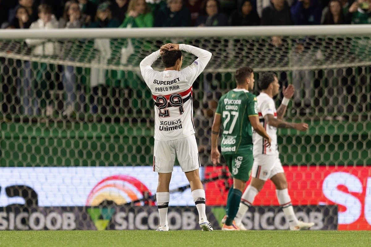 Jogadores do São Paulo desolados após derrota para a Chapecoense