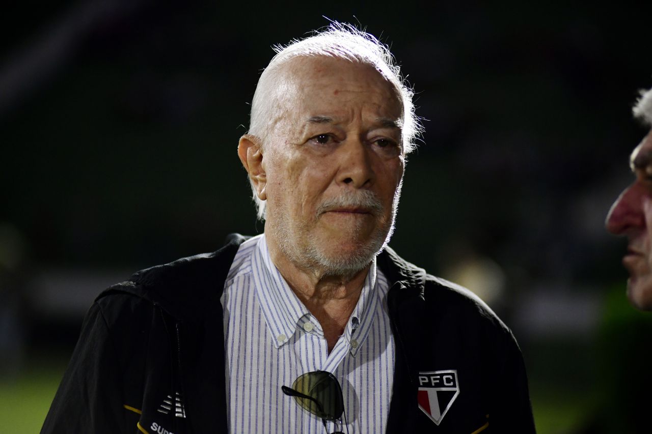 Harry Massis e Dorival Júnior observam treino do São Paulo