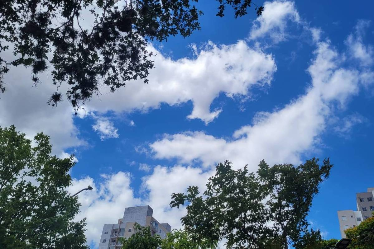 Cidade de São Paulo com céu claro e poucas nuvens