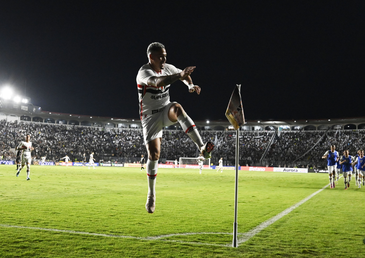 Luciano comemora após marcar pelo São Paulo em São Januário