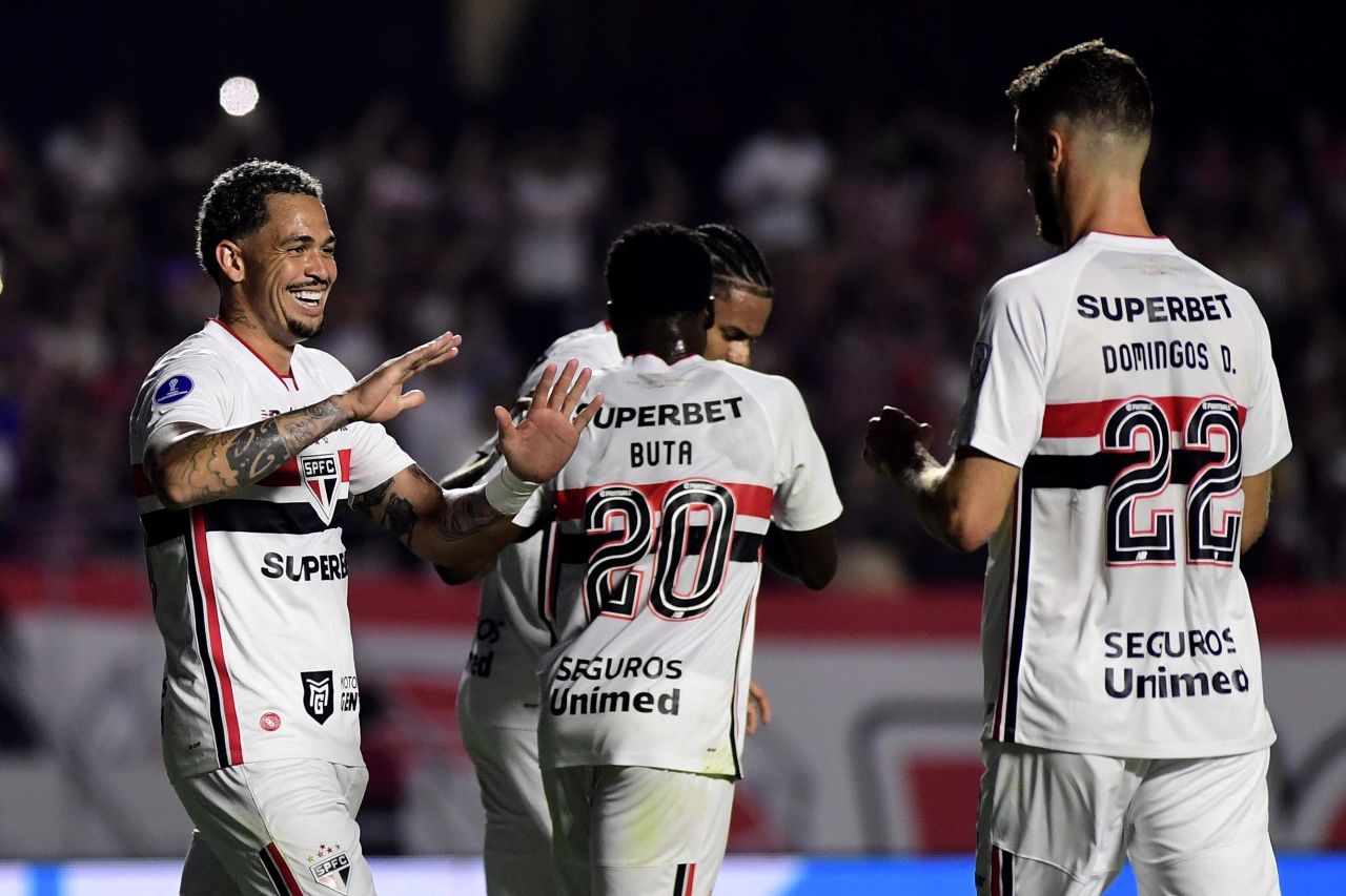 Jogadores do São Paulo comemorando gol no Morumbi