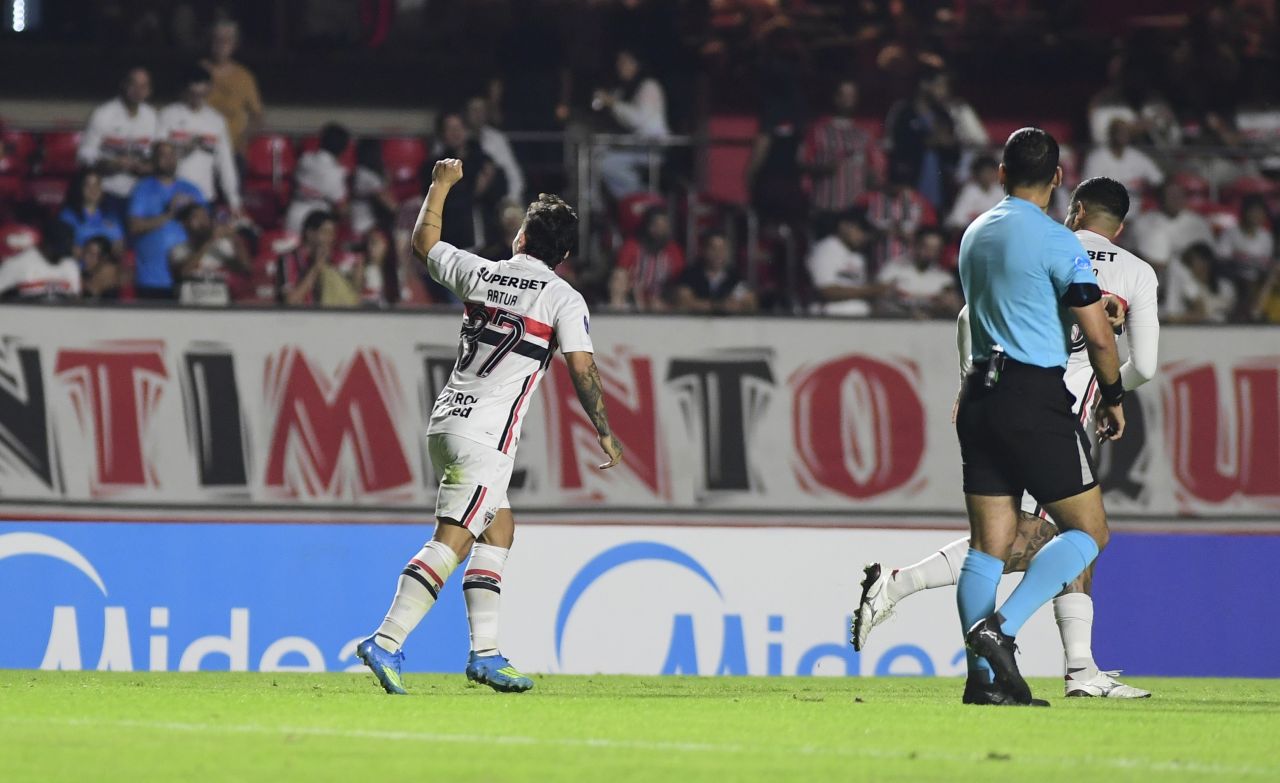 Artur comemorando gol pelo São Paulo