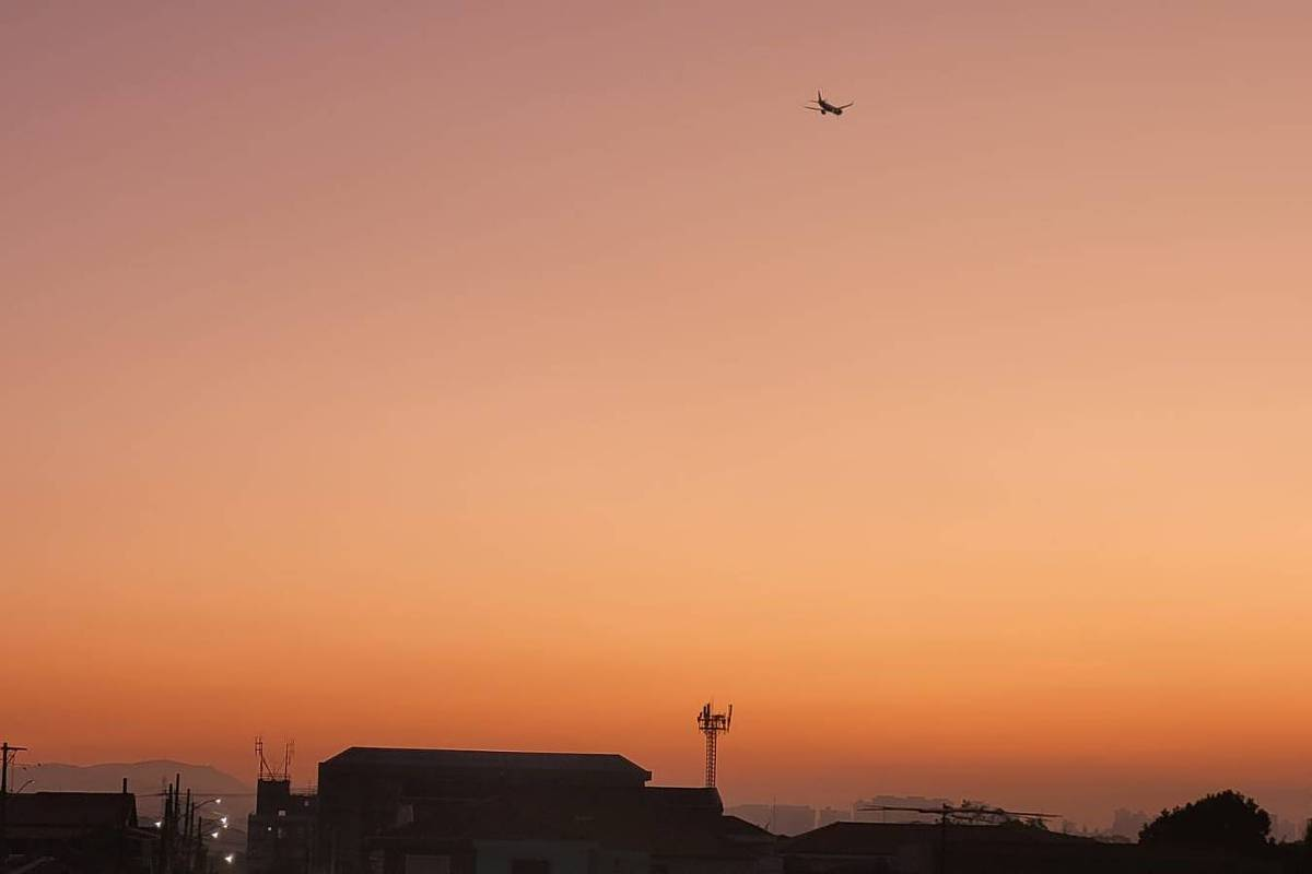 Céu limpo sobre avenida de São Paulo