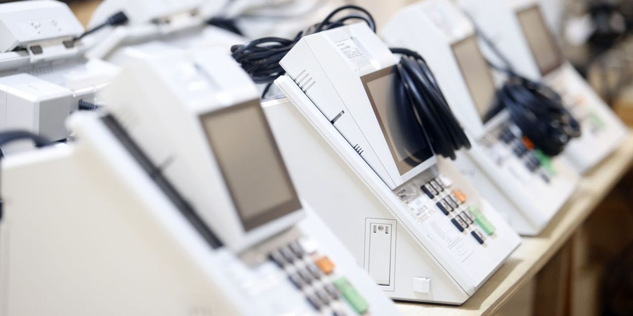 Urna eletrônica sendo preparada em cartório eleitoral