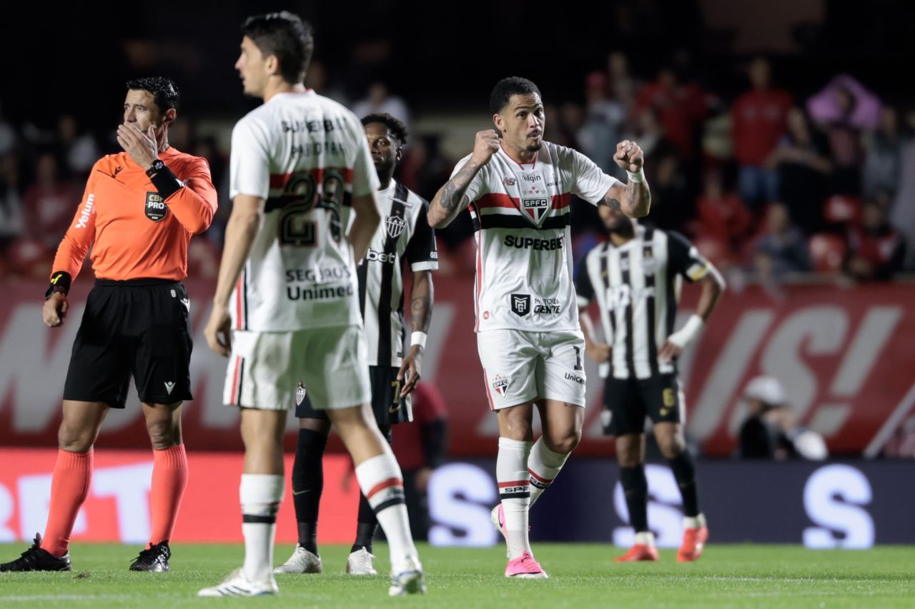Luciano comemorando gol pelo São Paulo