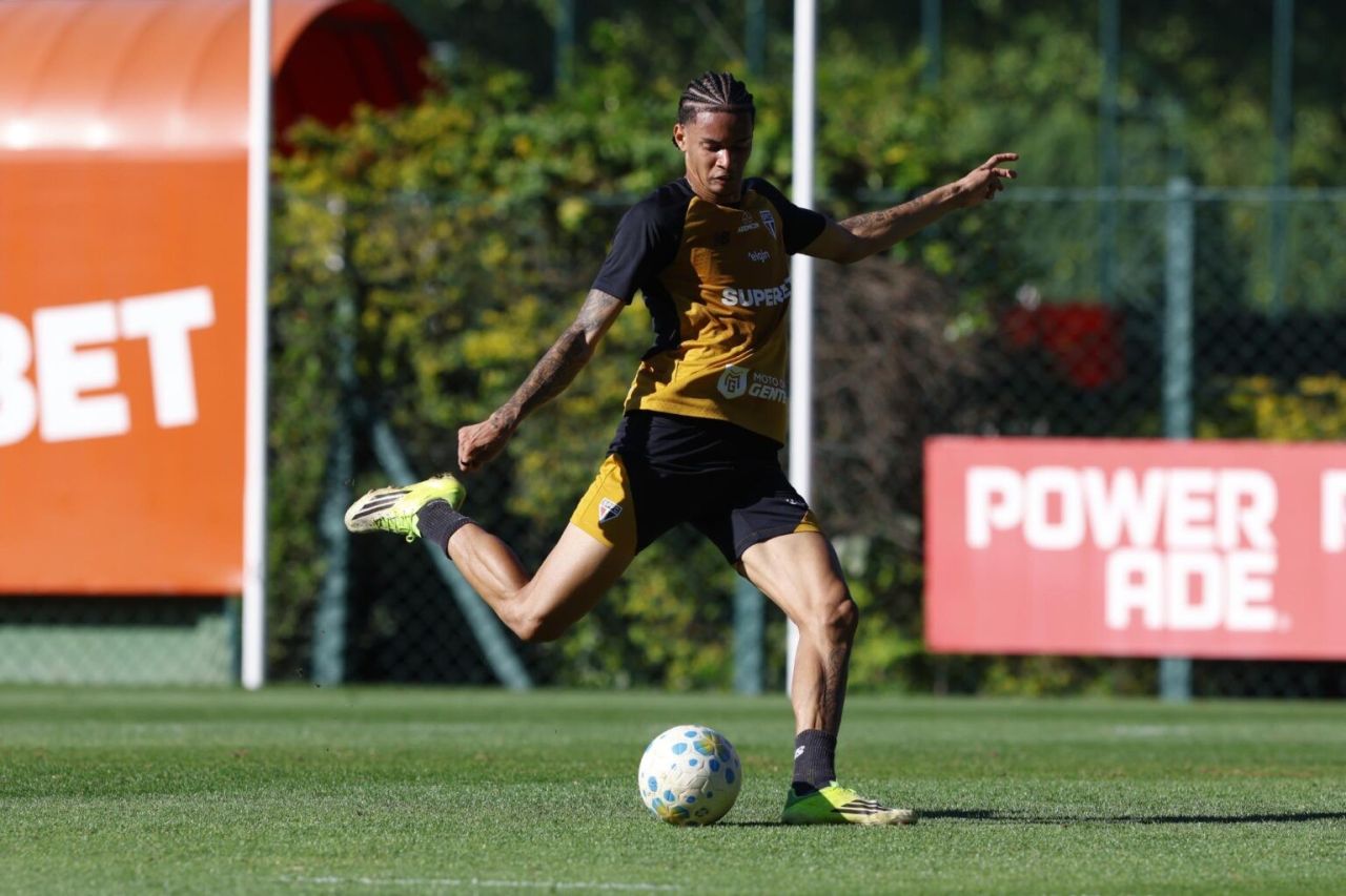 Newton em treino pelo São Paulo